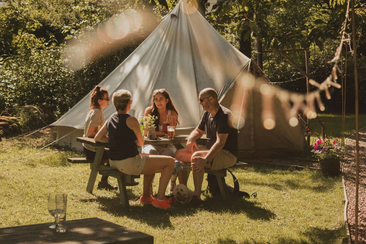 Escapades uniques en France : du glamping aux cabanes dans les arbres, découvrez des séjours hors du commun.