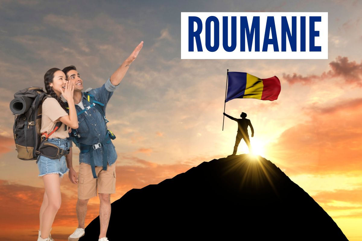 Couple de randonneurs devant un homme avec un drapeau roumain sur une montagne.