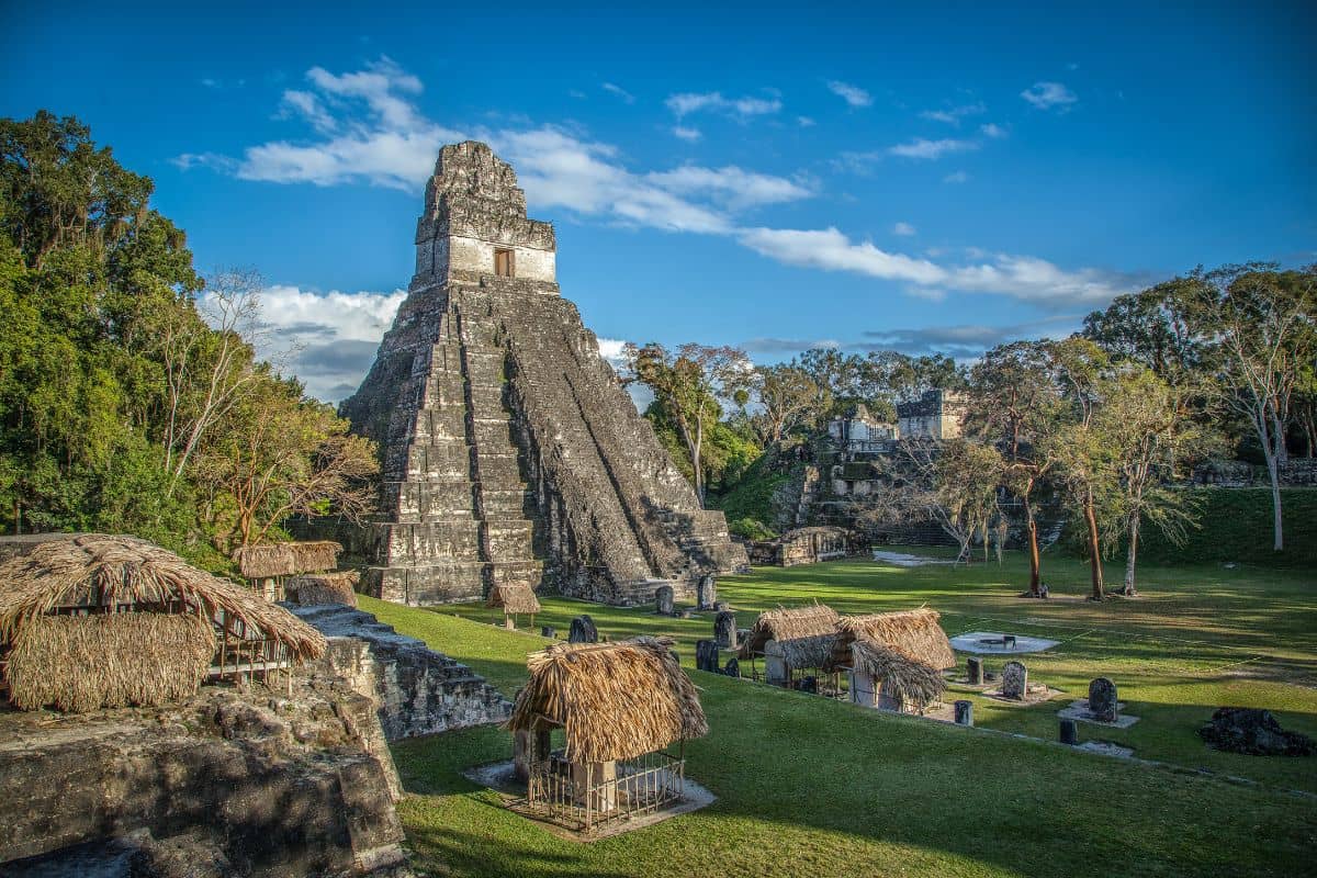 Le site archéologique de Tikal avec ses pyramides et ses huttes.